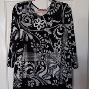 Chico's Abstract Floral Print Tunic 3/4 sleeve top. Back/White in Size 2/Large